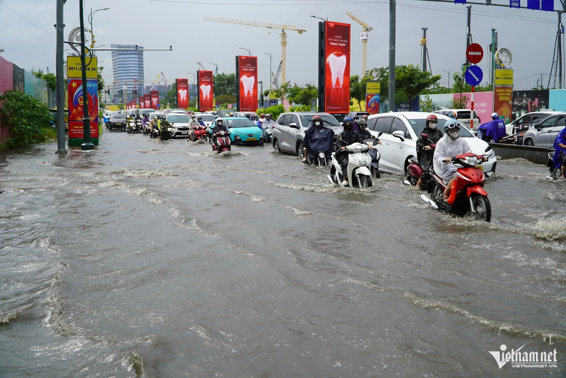 Mưa lớn gây ngập, kẹt xe khắp TPHCM, dòng người nhích từng chút - Hình 5