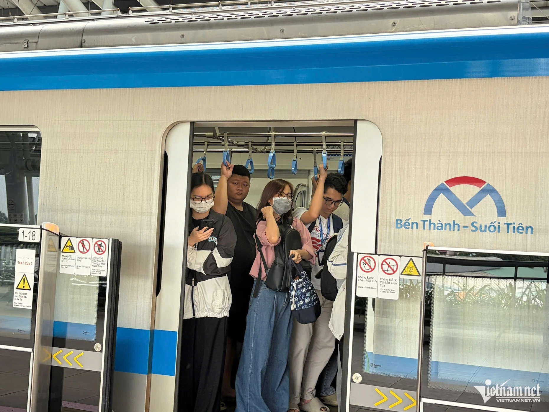 Mưa lớn gây ngập, kẹt xe khắp TPHCM, dòng người nhích từng chút - Hình 13