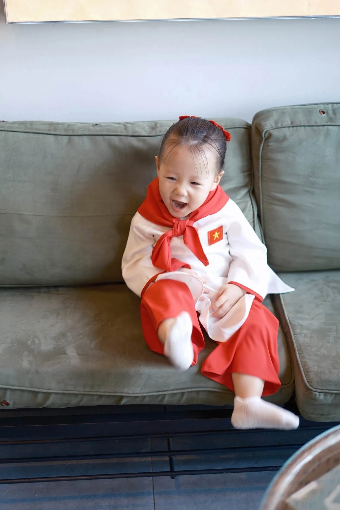 Con gái Phương Oanh diện áo dài xinh yêu nhưng bám mẹ không rời, hội các mẹ đồng cảm: Đây chính là khủng hoảng xa cách trong truyền thuyết! - Hình 3