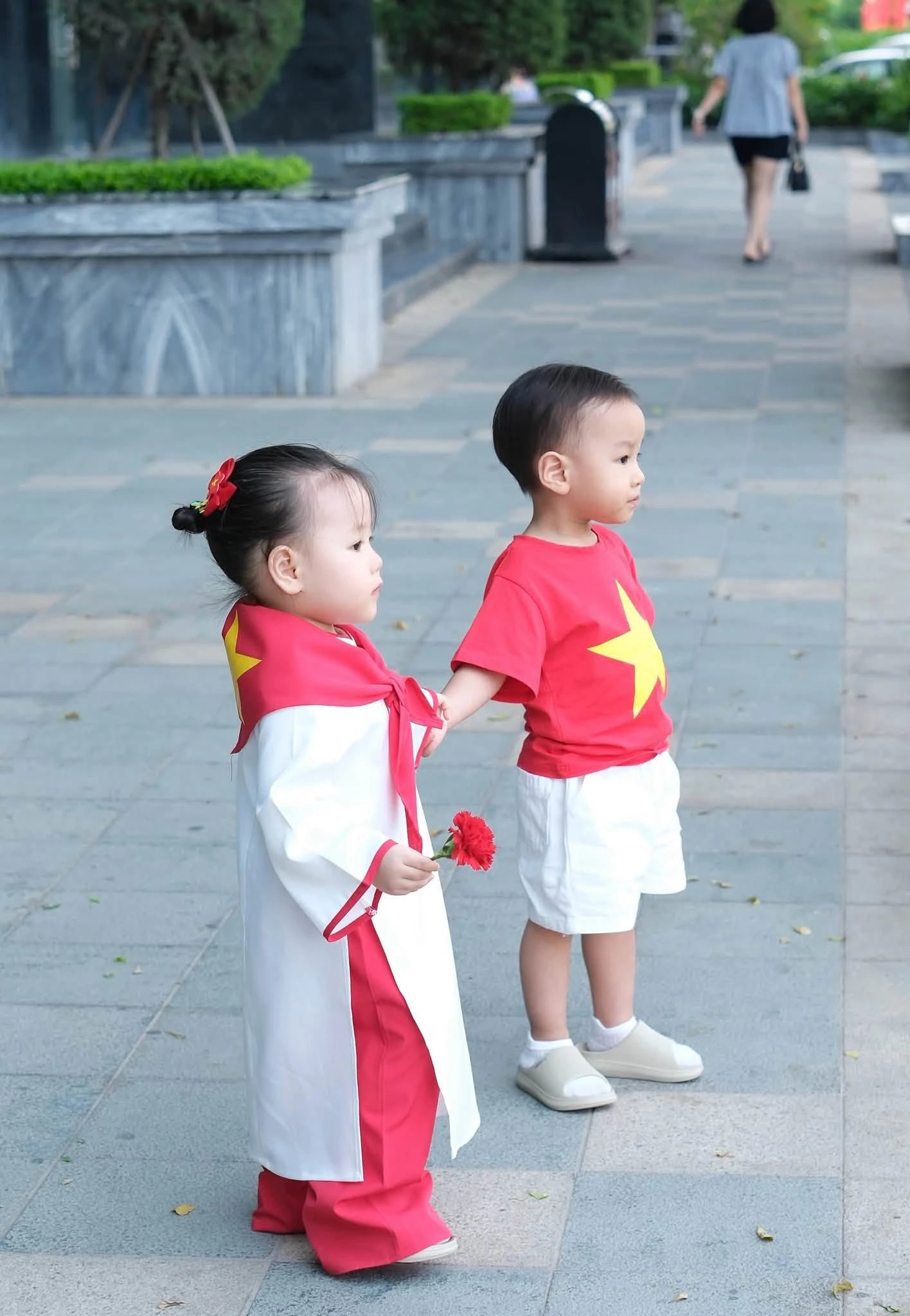 Con gái Phương Oanh diện áo dài xinh yêu nhưng bám mẹ không rời, hội các mẹ đồng cảm: Đây chính là khủng hoảng xa cách trong truyền thuyết! - Hình 5