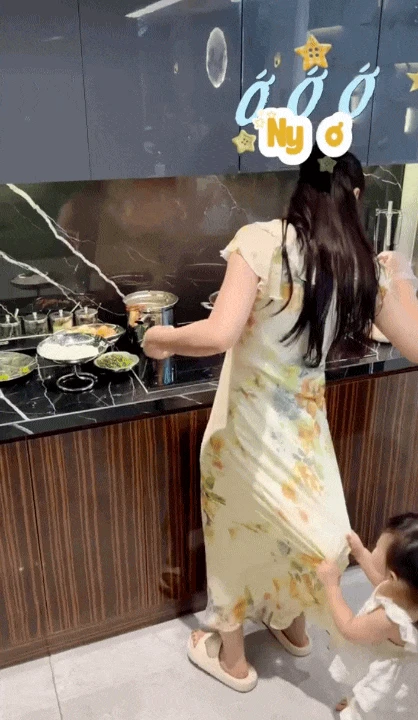 Con gái Phương Oanh diện áo dài xinh yêu nhưng bám mẹ không rời, hội các mẹ đồng cảm: Đây chính là khủng hoảng xa cách trong truyền thuyết! - Hình 8