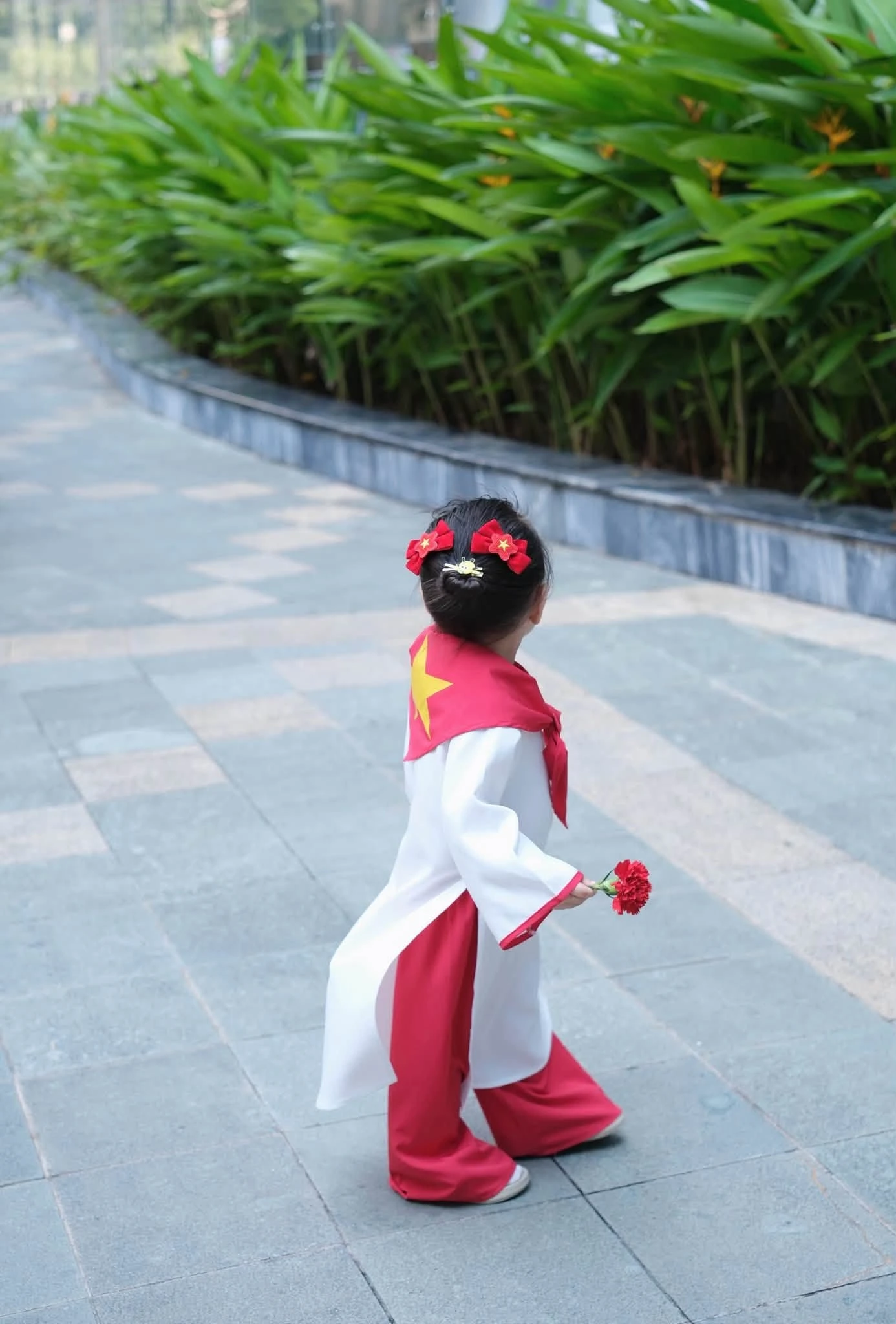 Con gái Phương Oanh diện áo dài xinh yêu nhưng bám mẹ không rời, hội các mẹ đồng cảm: Đây chính là khủng hoảng xa cách trong truyền thuyết! - Hình 4