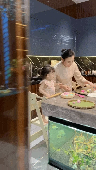 Con gái Phương Oanh diện áo dài xinh yêu nhưng bám mẹ không rời, hội các mẹ đồng cảm: Đây chính là khủng hoảng xa cách trong truyền thuyết! - Hình 10