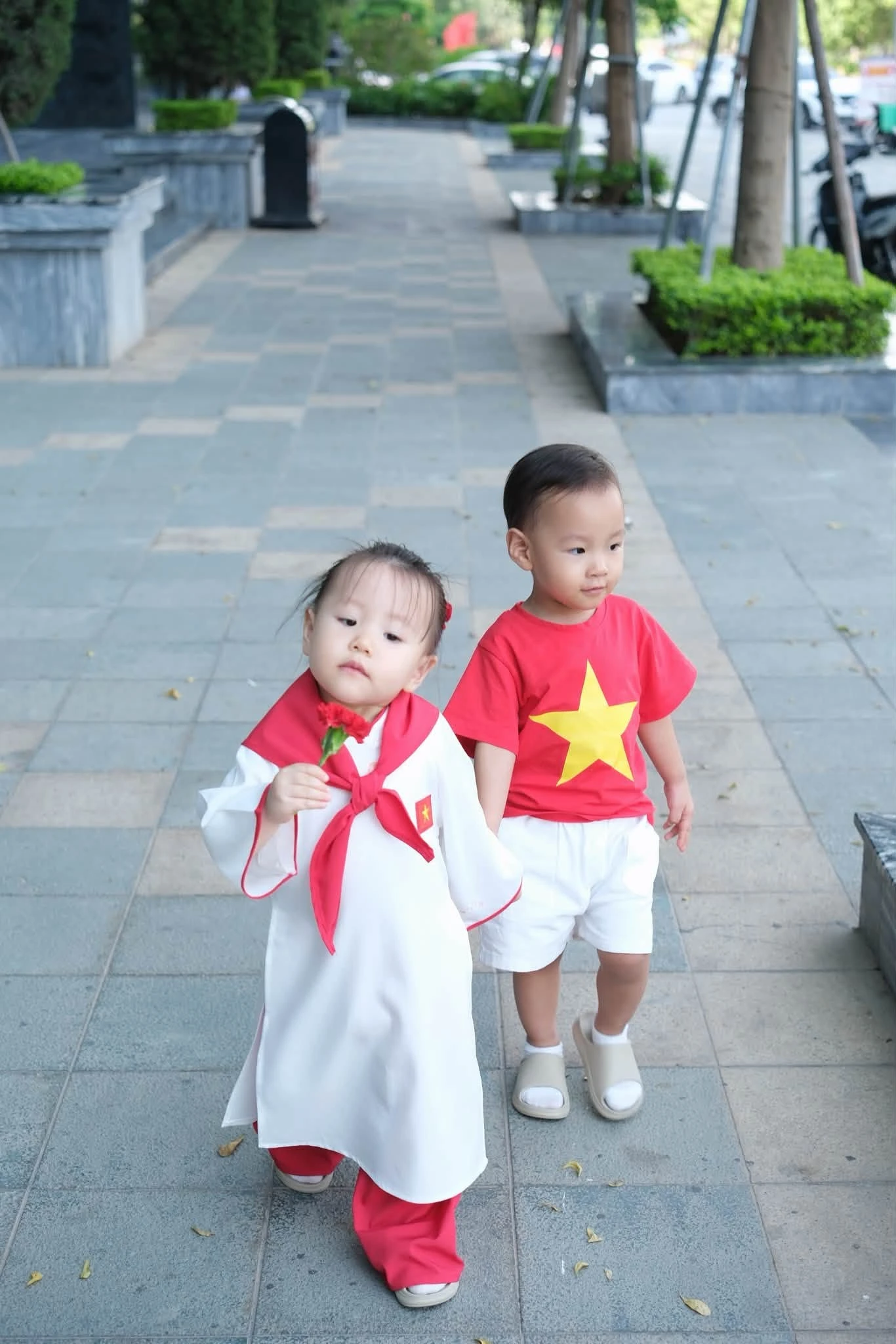 Con gái Phương Oanh diện áo dài xinh yêu nhưng bám mẹ không rời, hội các mẹ đồng cảm: Đây chính là khủng hoảng xa cách trong truyền thuyết! - Hình 6