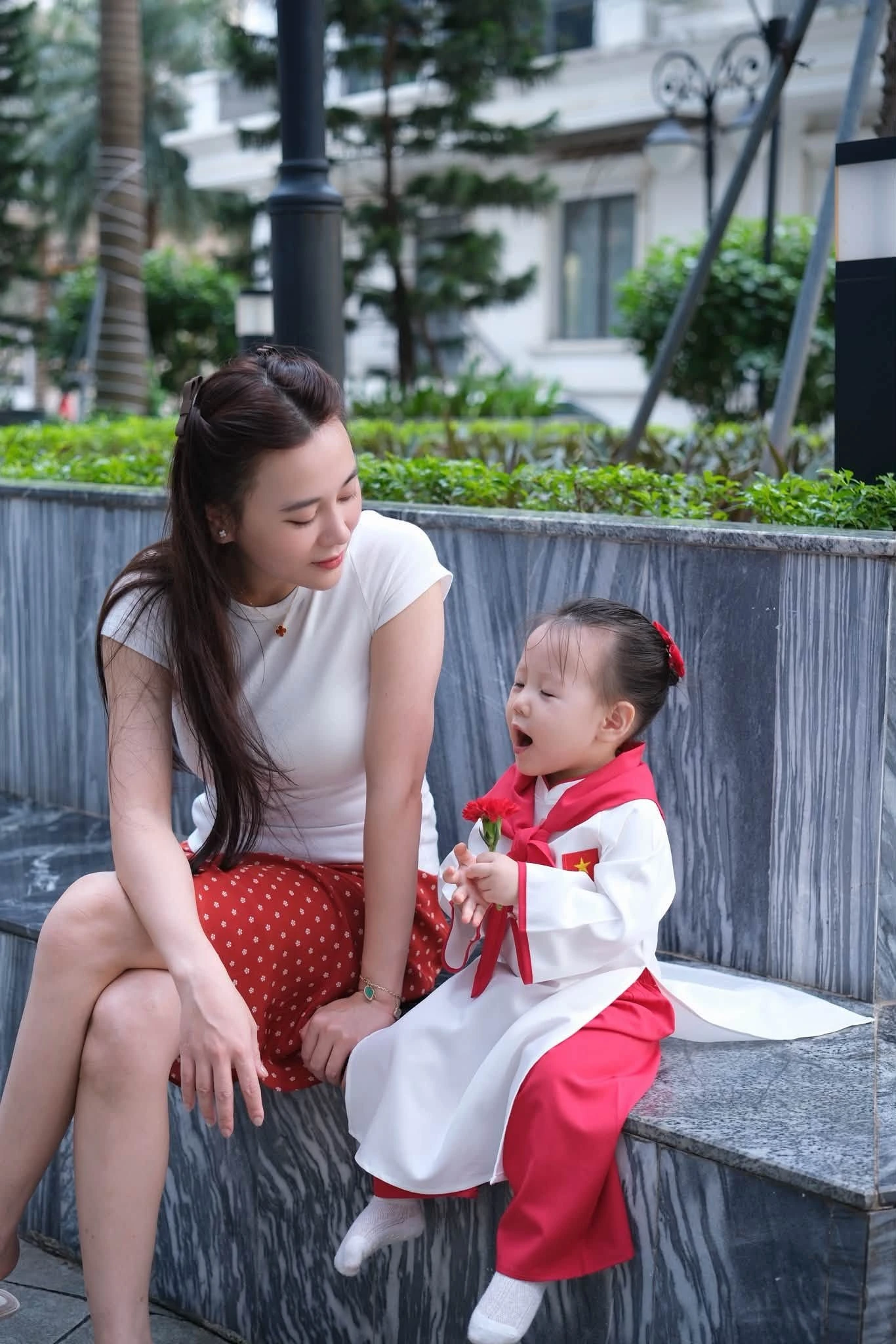 Con gái Phương Oanh diện áo dài xinh yêu nhưng bám mẹ không rời, hội các mẹ đồng cảm: Đây chính là khủng hoảng xa cách trong truyền thuyết! - Hình 2