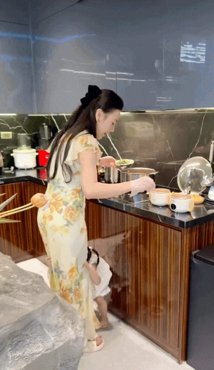 Con gái Phương Oanh diện áo dài xinh yêu nhưng bám mẹ không rời, hội các mẹ đồng cảm: Đây chính là khủng hoảng xa cách trong truyền thuyết! - Hình 7