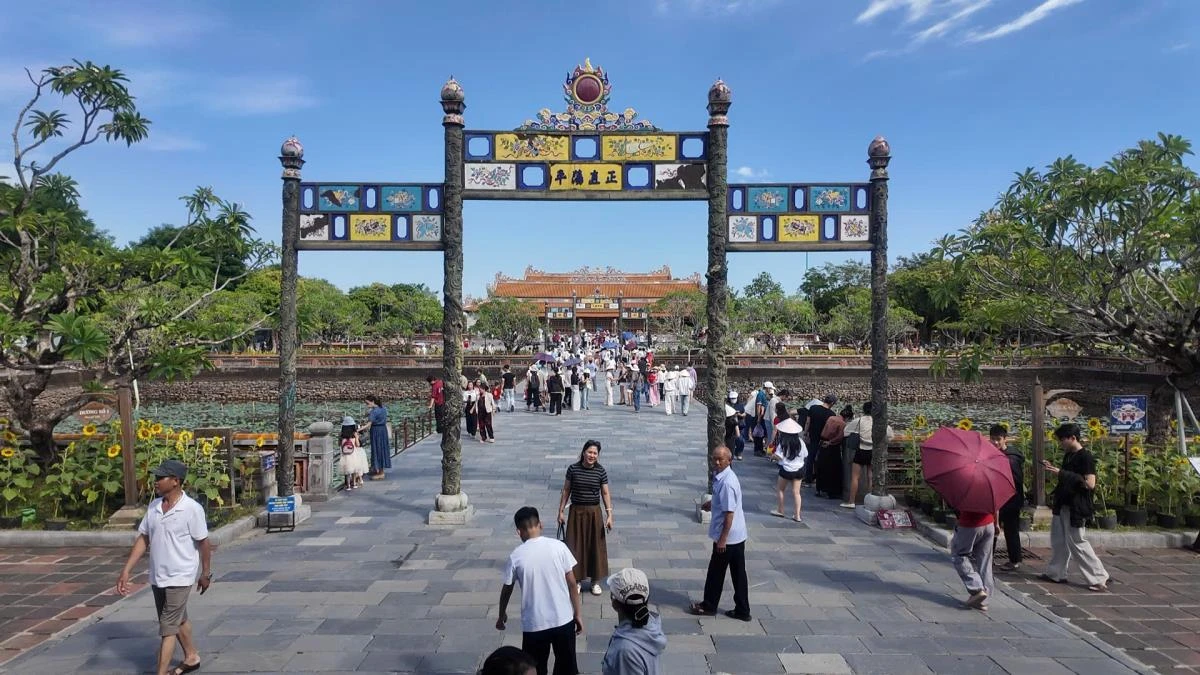 Hàng ngàn du khách tham quan di sản Huế dịp Quốc khánh - Hình 1