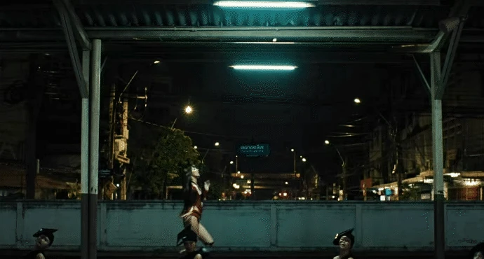 Lisa (BLACKPINK) lại kiệm vải hết nấc, biến Bangkok thành sàn diễn triệu đô - Hình 5