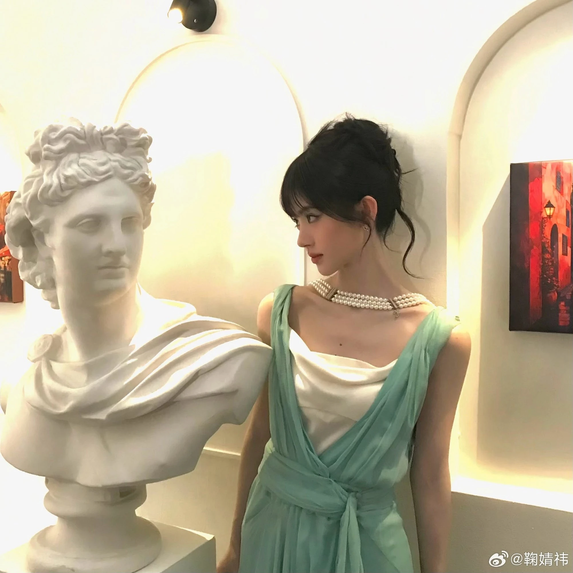 Viral mỹ nhân chỉ cao 1m45 giữa triển lãm nghệ thuật: Visual sang xịn vạn vật đều thua, đây mới là bức tranh đẹp nhất - Hình 4