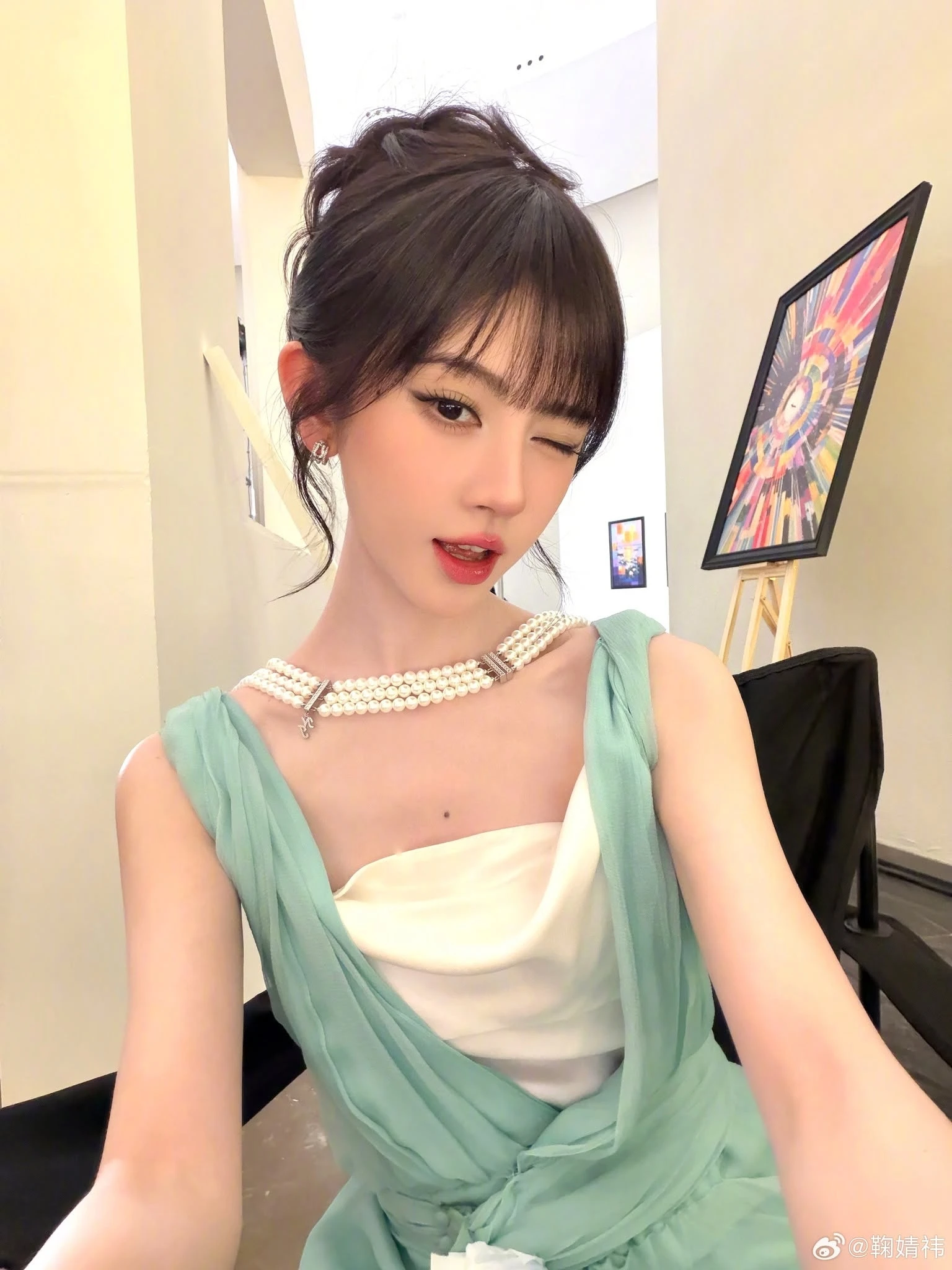 Viral mỹ nhân chỉ cao 1m45 giữa triển lãm nghệ thuật: Visual sang xịn vạn vật đều thua, đây mới là bức tranh đẹp nhất - Hình 2