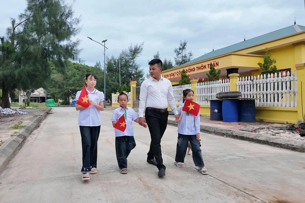 Lễ khai giảng đặc biệt của thầy giáo và 3 học sinh giữa biển trời đảo Trần - Hình 1