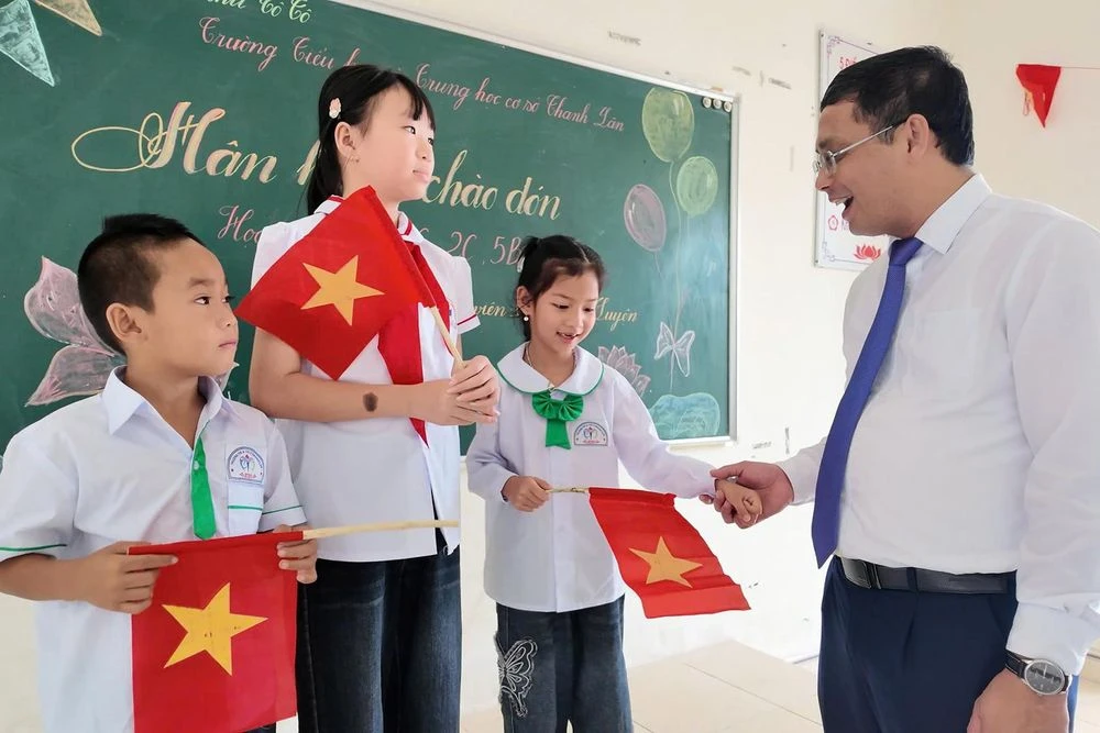 Lễ khai giảng đặc biệt của thầy giáo và 3 học sinh giữa biển trời đảo Trần - Hình 2