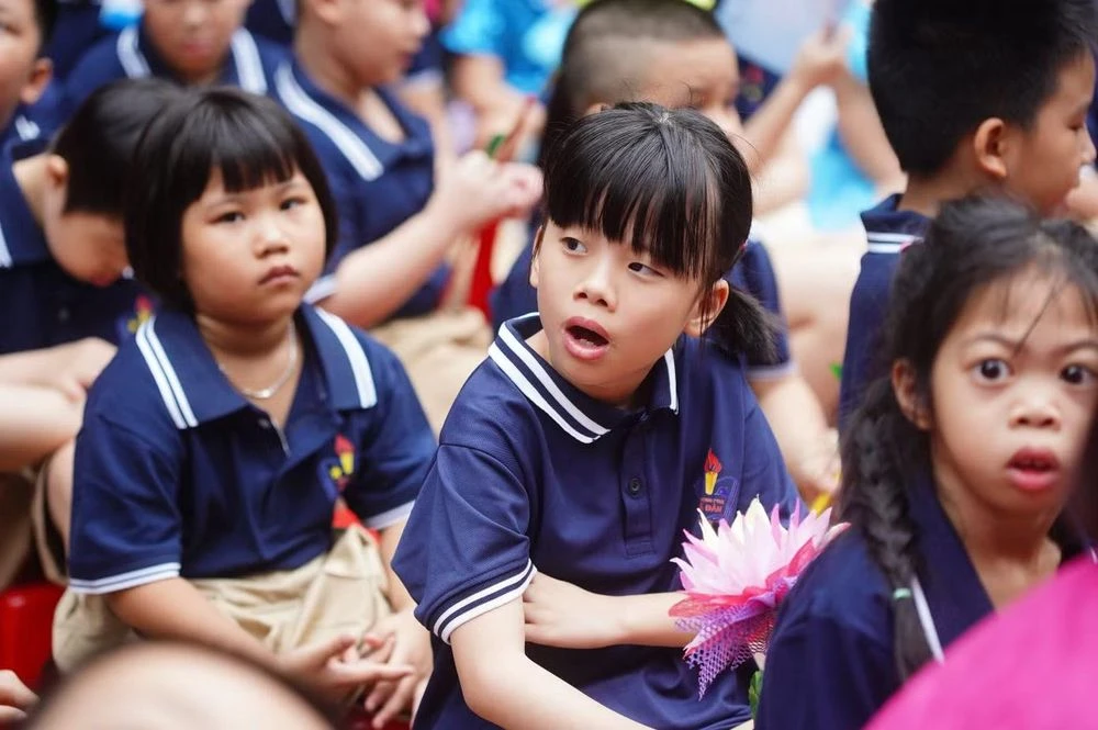 Lễ khai giảng đặc biệt ở ngôi trường thầy dạy, trò học bằng đôi tay - Hình 4