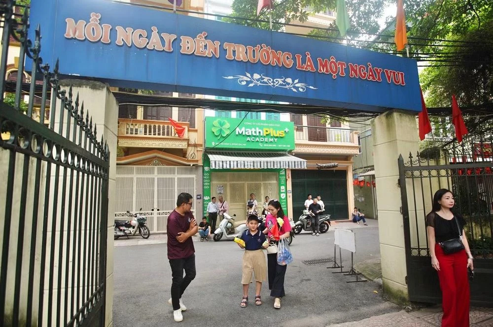 Lễ khai giảng đặc biệt ở ngôi trường thầy dạy, trò học bằng đôi tay - Hình 1