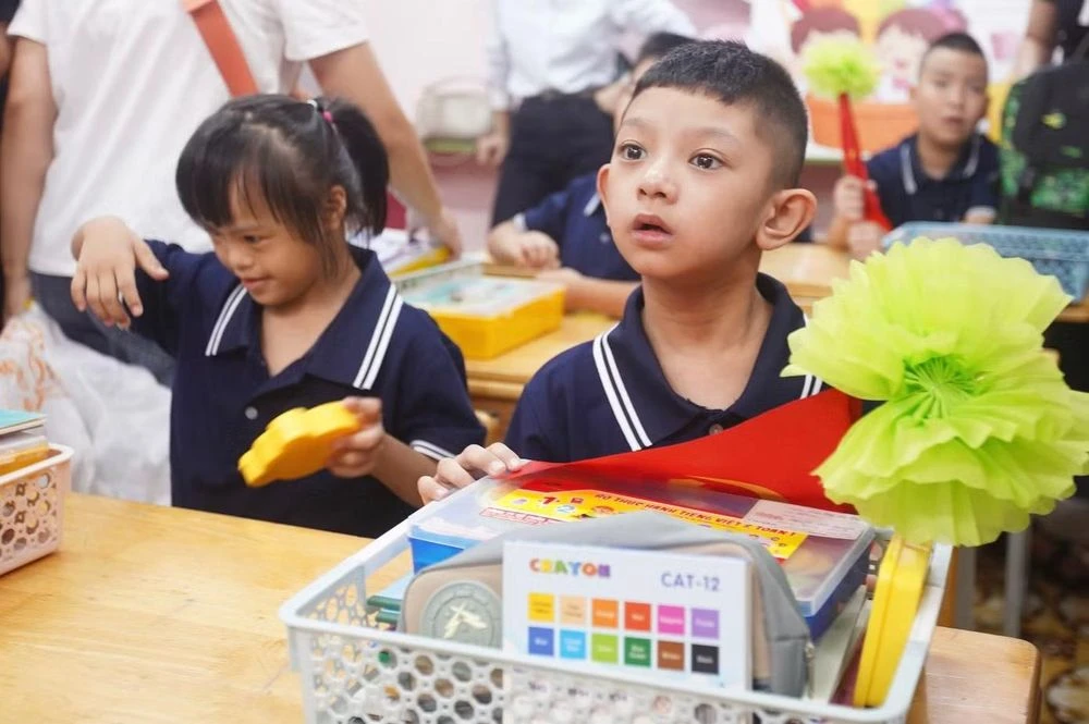 Lễ khai giảng đặc biệt ở ngôi trường thầy dạy, trò học bằng đôi tay - Hình 13