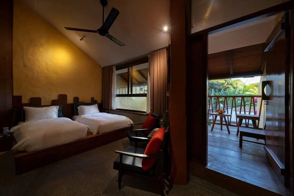 Ngôi nhà với những bức tường lồi lõm đón nắng gió - Hình 18