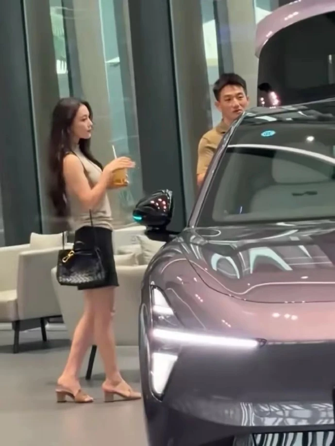 Tóm gọn mỹ nhân showbiz dát đồ hiệu, cùng chồng sĩ quan đặc công đi sắm ôtô mới hơn nửa tỷ đồng - Hình 1