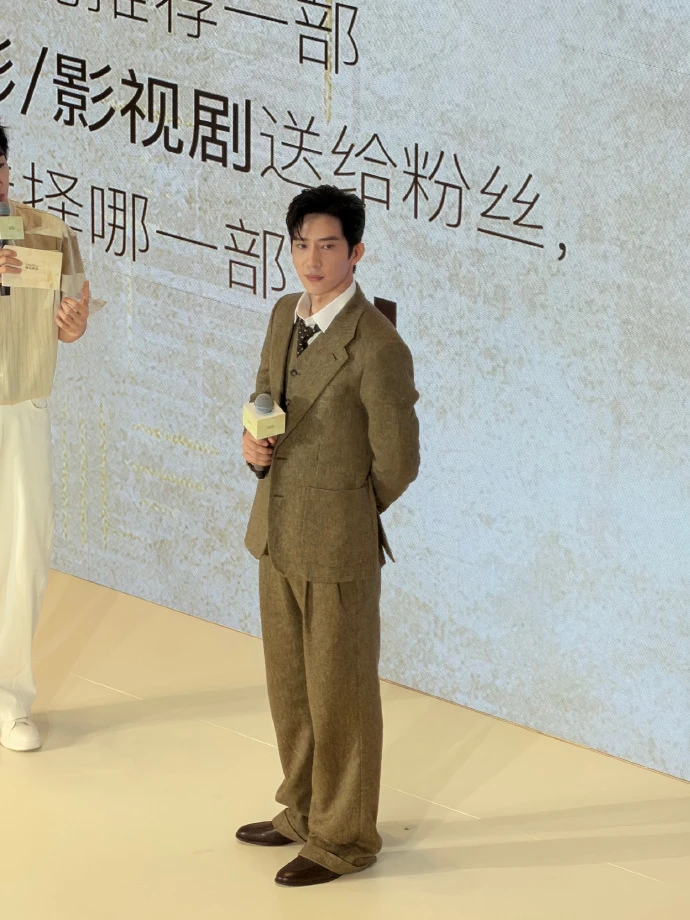 Choáng váng trước biển người bao vây TTTM để xem nhan sắc thật của tổng tài bad boy hot nhất hiện nay - Hình 5