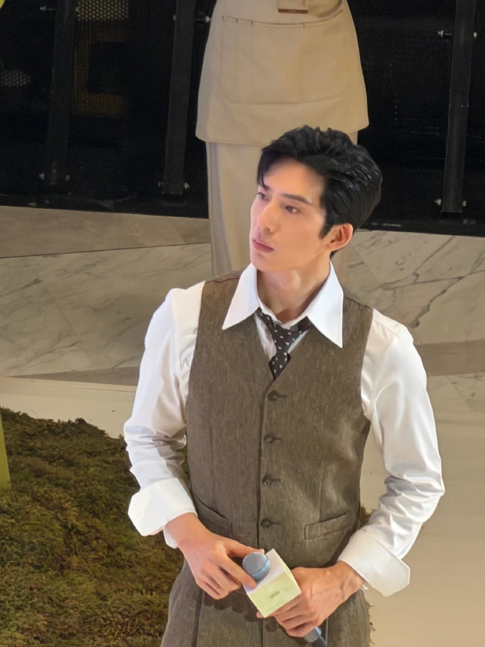 Choáng váng trước biển người bao vây TTTM để xem nhan sắc thật của tổng tài bad boy hot nhất hiện nay - Hình 1