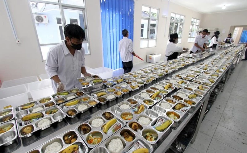 Indonesia: Khoảng 2.000 người nghi ngộ độc sau khi dùng bữa ăn miễn phí - Hình 1