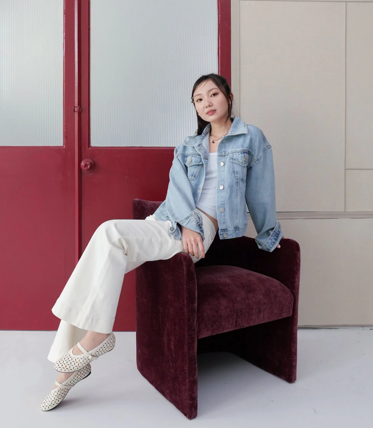 Không phải giày cao gót, đây mới là mẫu giày khiến mọi trang phục đắt giá hơn - Hình 3