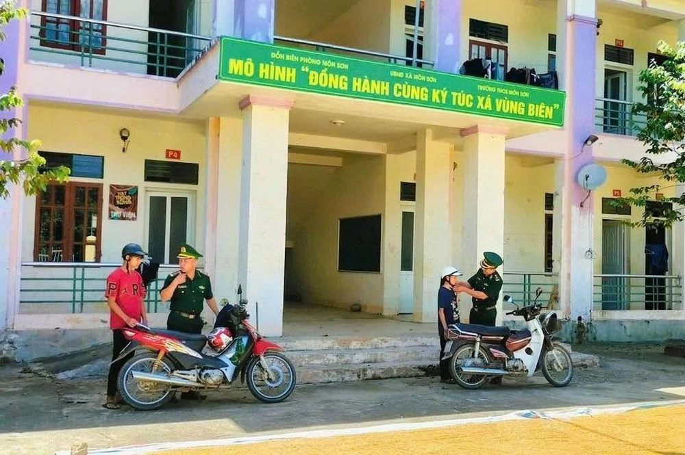 Những người lính giữ chân học sinh nơi ký túc xá vùng biên - Hình 1