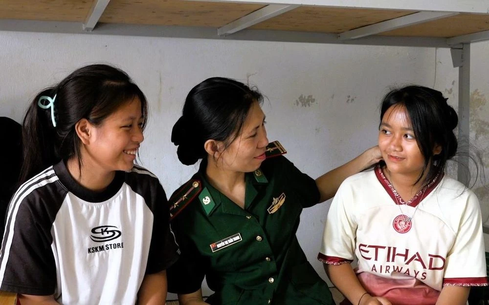 Những người lính giữ chân học sinh nơi ký túc xá vùng biên - Hình 3