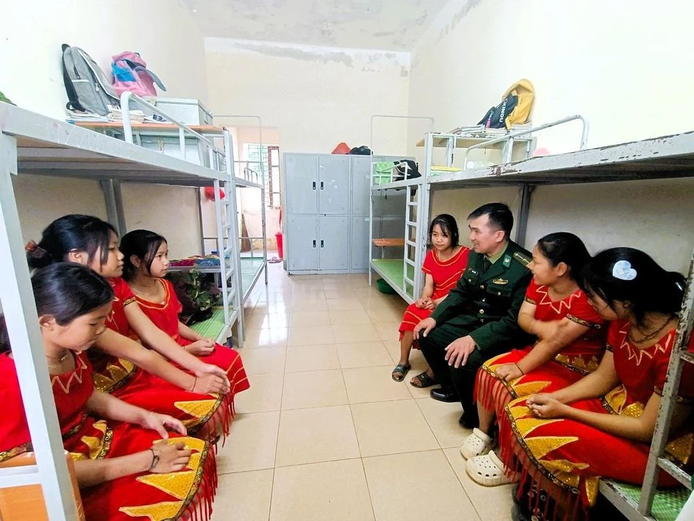 Những người lính giữ chân học sinh nơi ký túc xá vùng biên - Hình 4