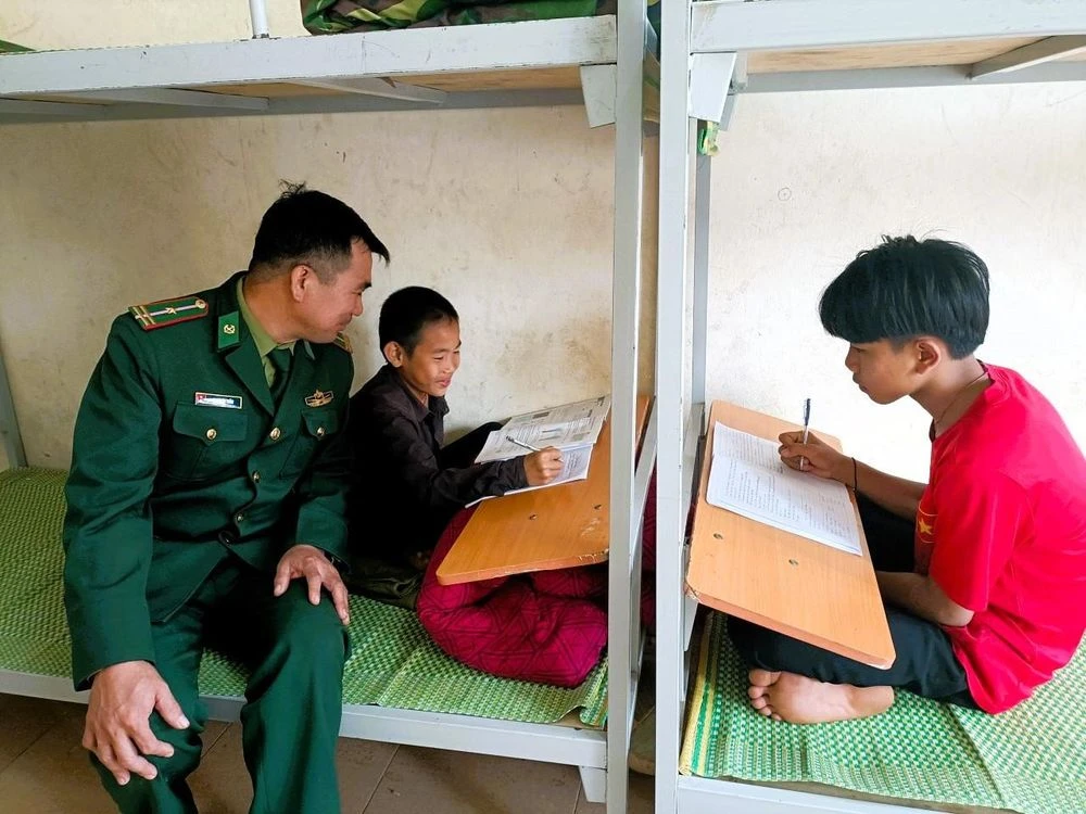 Những người lính giữ chân học sinh nơi ký túc xá vùng biên - Hình 2