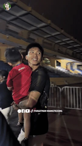 Phản ứng của Doãn Hải My khi Văn Hậu được fangirl xin chụp ảnh cùng - Hình 13