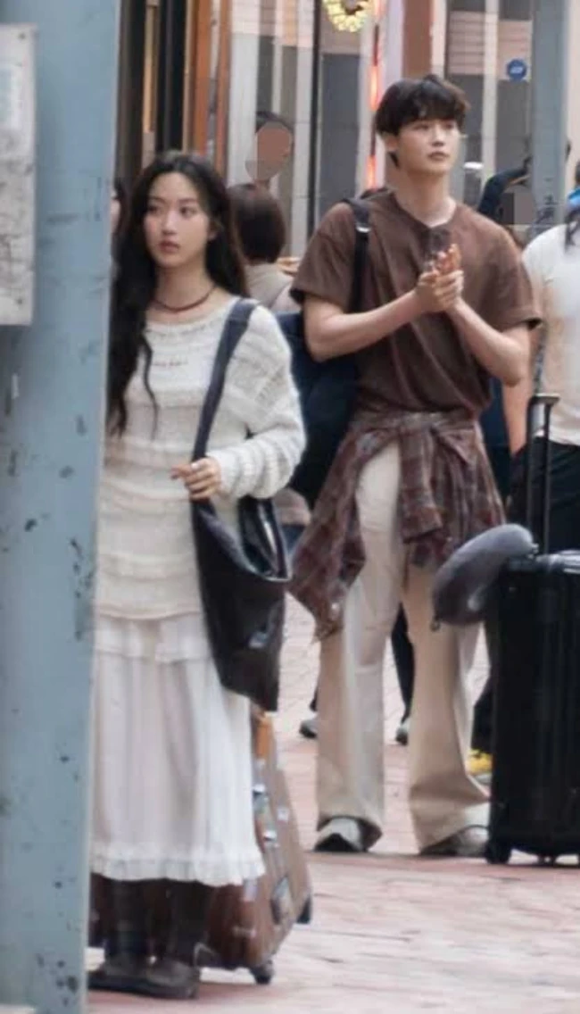 Vừa chia tay IU, Lee Jong Suk và tiểu tam tin đồn Moon Ga Young liền hẹn hò ở sự kiện lớn, hiên ngang khoe tín vật tình yêu - Hình 4