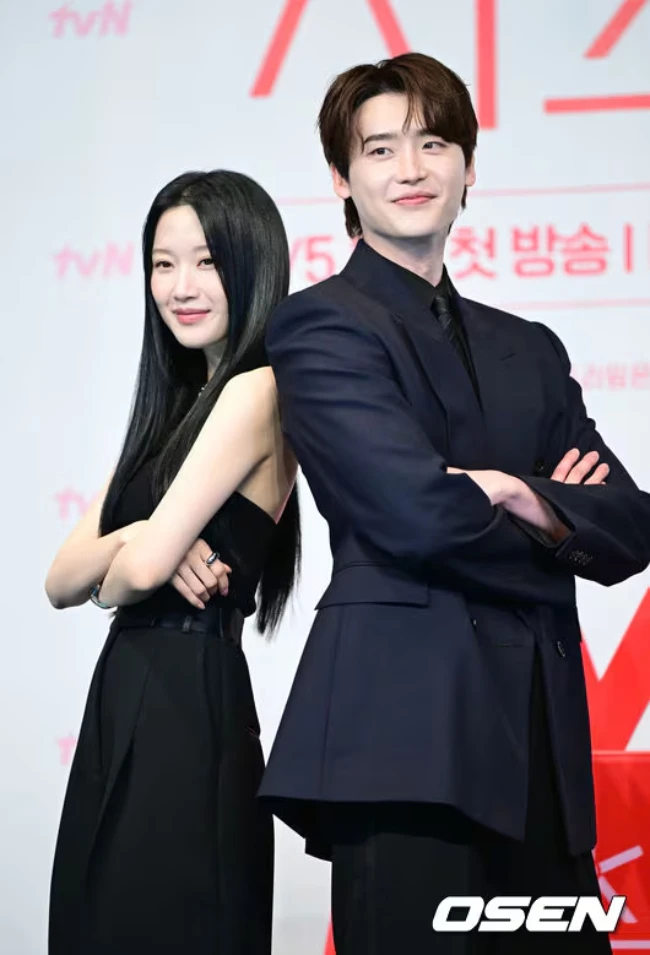 Vừa chia tay IU, Lee Jong Suk và tiểu tam tin đồn Moon Ga Young liền hẹn hò ở sự kiện lớn, hiên ngang khoe tín vật tình yêu - Hình 6