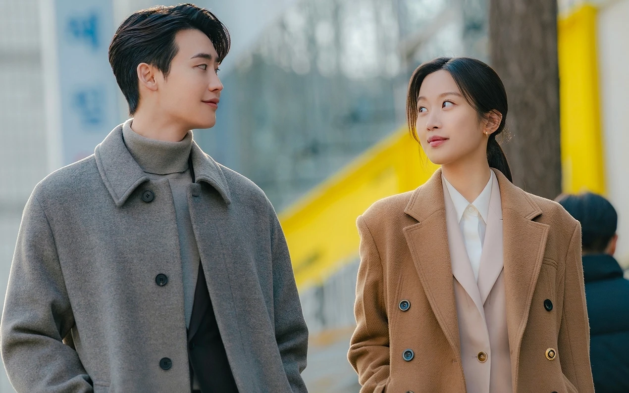 Vừa chia tay IU, Lee Jong Suk và tiểu tam tin đồn Moon Ga Young liền hẹn hò ở sự kiện lớn, hiên ngang khoe tín vật tình yêu - Hình 2