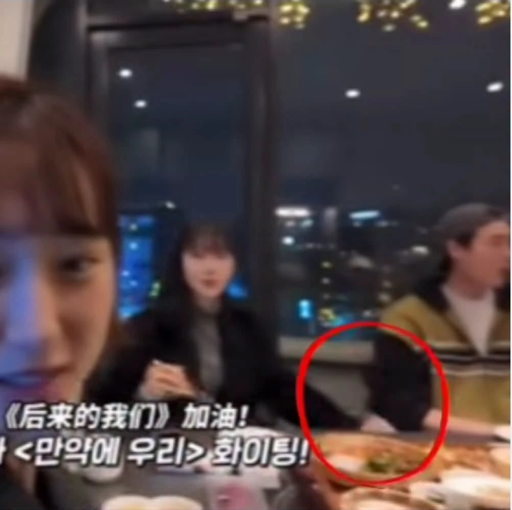 Vừa chia tay IU, Lee Jong Suk và tiểu tam tin đồn Moon Ga Young liền hẹn hò ở sự kiện lớn, hiên ngang khoe tín vật tình yêu - Hình 3