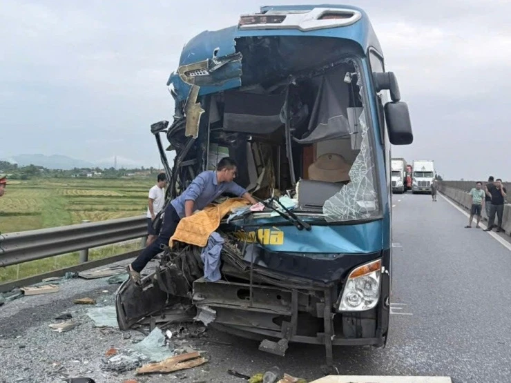 Xe khách tông ô tô đầu kéo trên cao tốc, 5 người bị thương - Hình 2