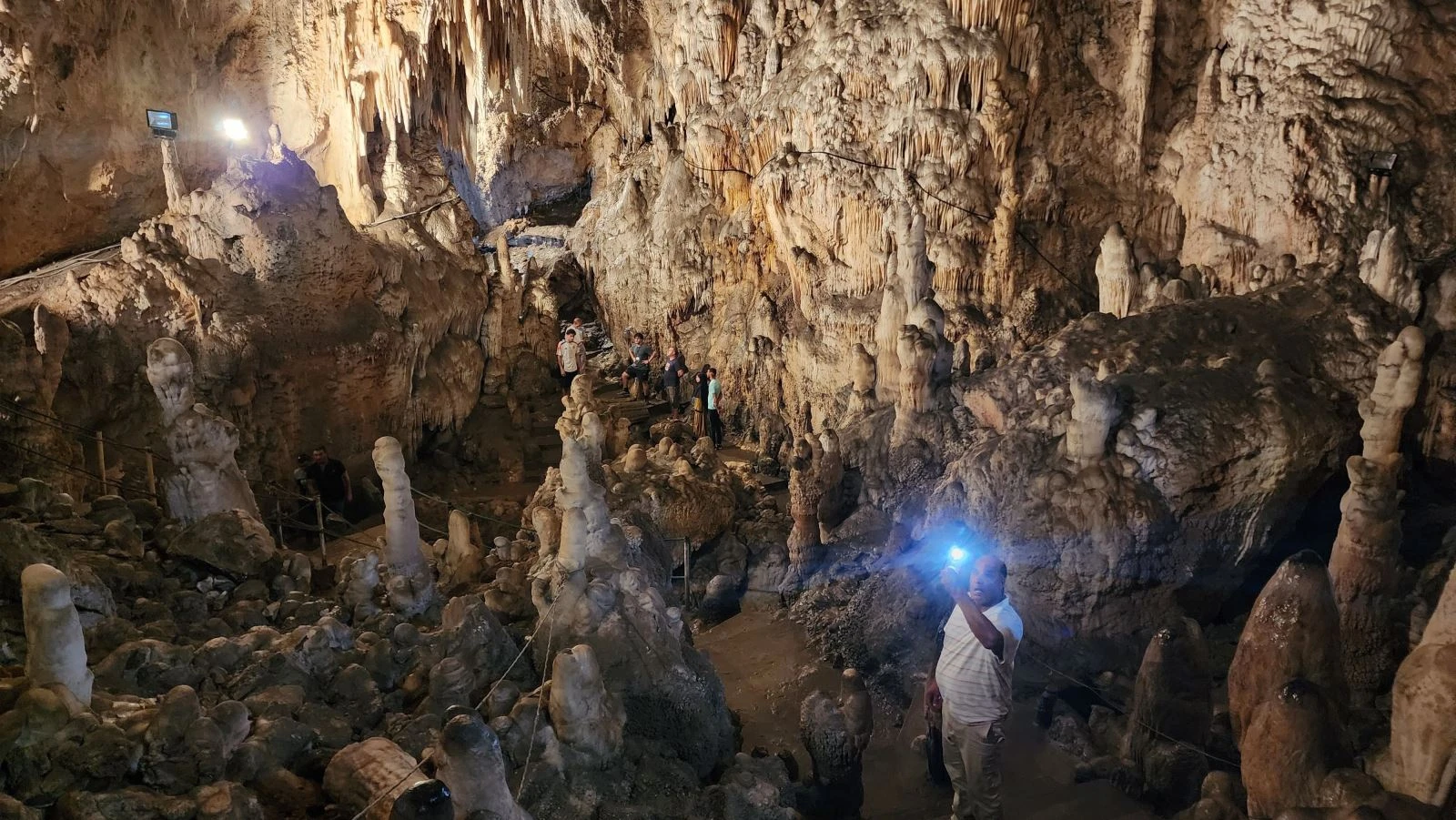Khám phá động Thần tiên huyền diệu - Hình 7