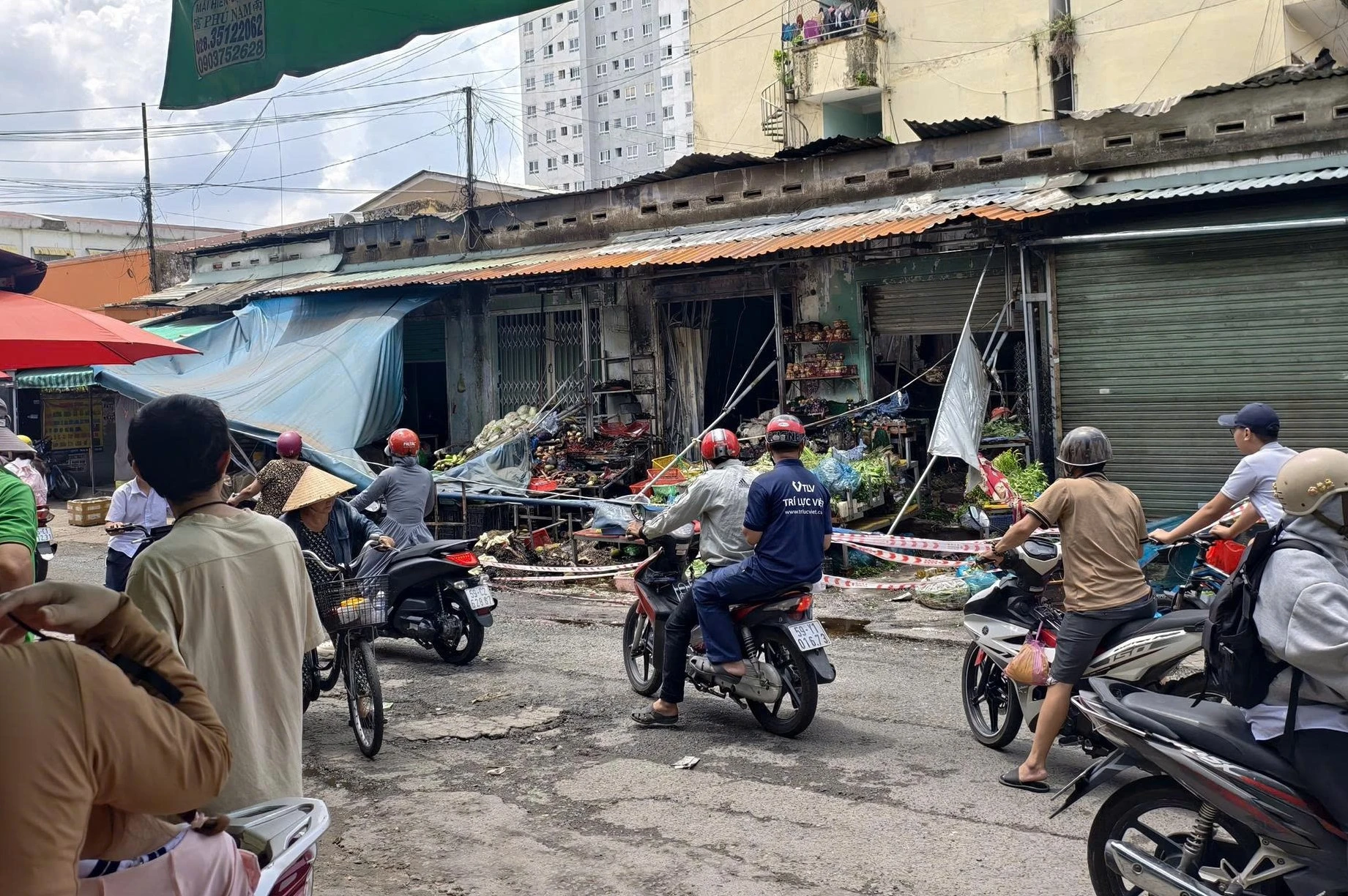 Vụ cháy ki-ốt rau củ ở TPHCM: Người vợ cũng không qua khỏi - Hình 1