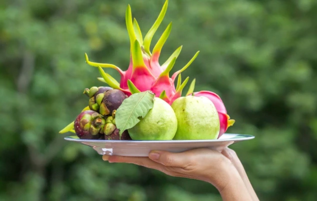 Thời điểm nên thụ lộc sau thắp hương và cách đặt đĩa trái cây chuẩn trên bàn thờ - Hình 2