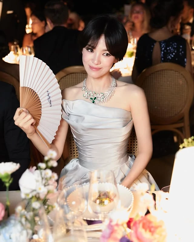 Viral nhan sắc tuổi 23 của Song Hye Kyo: So với hiện tại mà ngỡ ngàng! - Hình 10
